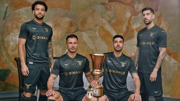 Lazio lança camisa por 10 anos de título sobre a Roma