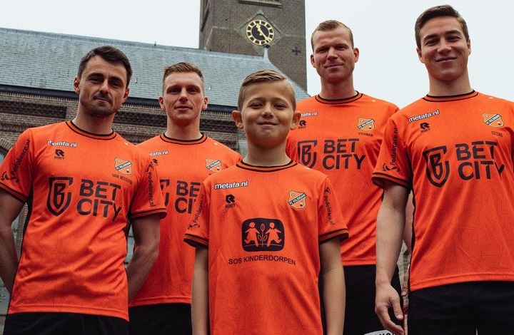 Camisa titular do FC Volendam 2023-2024 é apresentada pela Robey