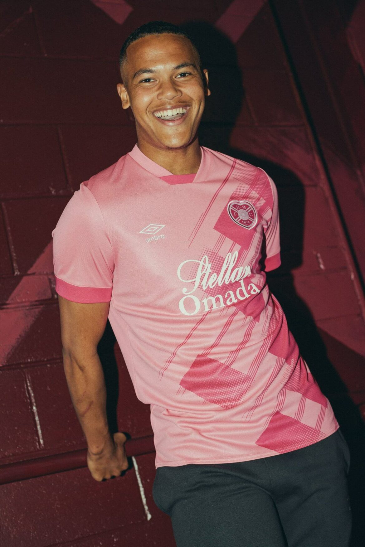 Sortie des maillots domicile et gardien de but 24-25 des Hearts - Footy Headlines FR