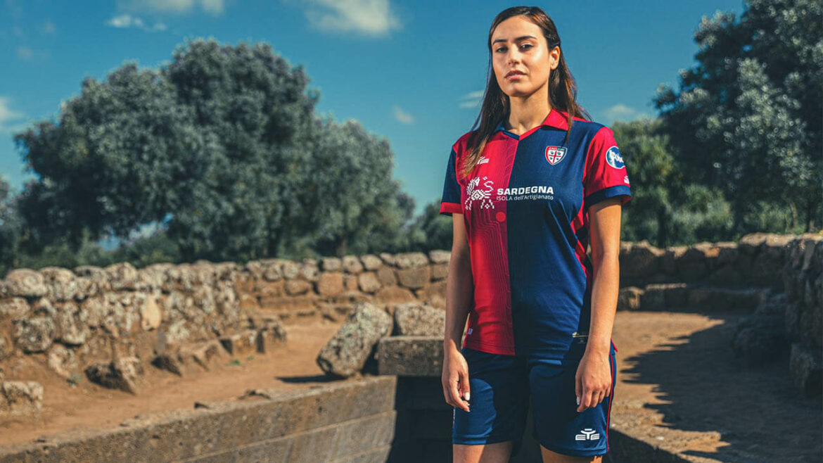 Camisa titular do Cagliari Calcio 2023-2024 EYE a