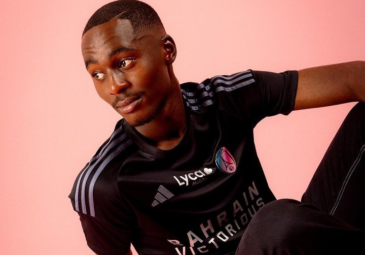 Paris FC lança terceira camisa com escudo especial