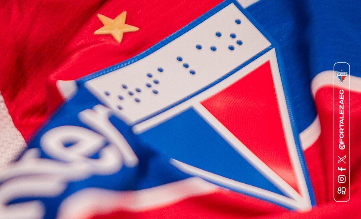 Fortaleza atual com escudo em Braille pelo Brasileirão