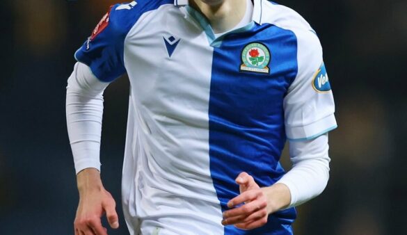Jogador de 15 anos do Blackburn atua sem patrocinador na camisa