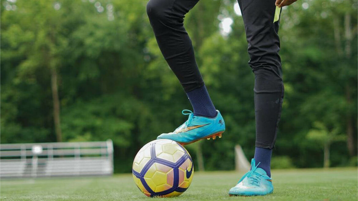 Jogador pisando na bola durante treino