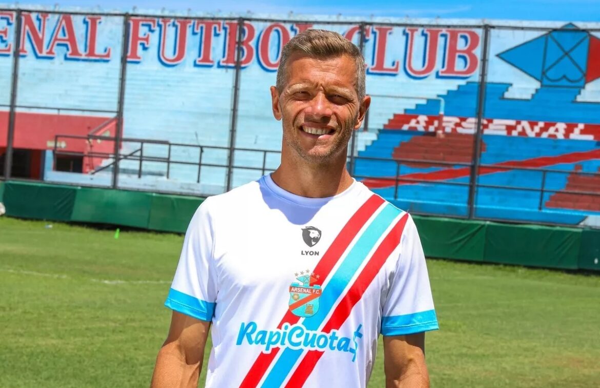 Camisa reserva do Arsenal de Sarandí 2024 é revelada pela LYON