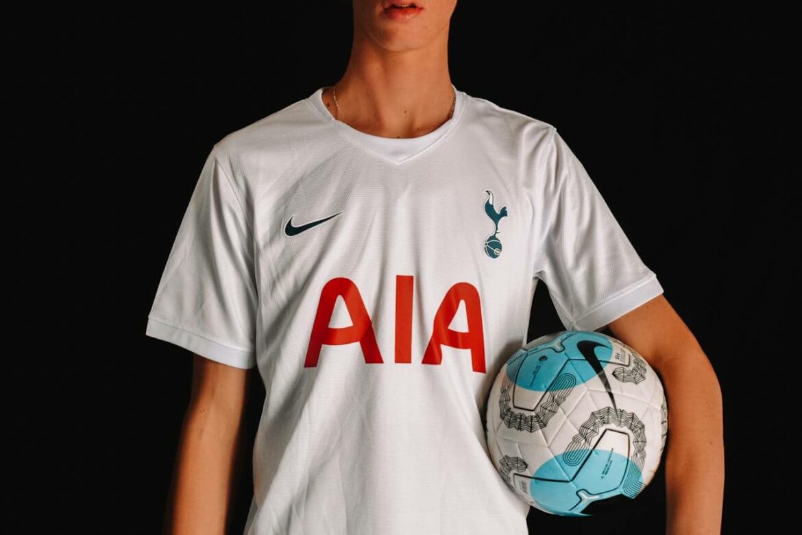 Rapaz veste camisa do Tottenham
