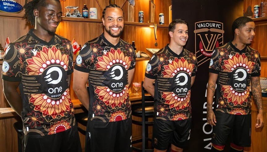 Camisas do Valour FC 2024 homenageiam a história do futebol em Winnipeg