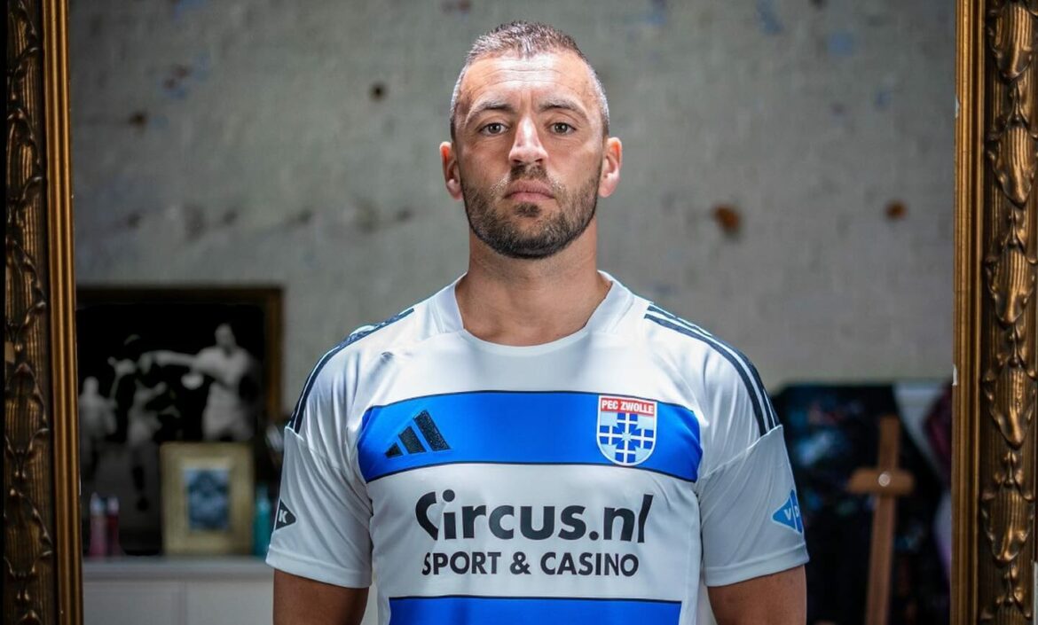 PEC Zwolle lança camisa em homenagem à Van Polen (6) PEC Zwolle lança camisa em homenagem à Van Polen