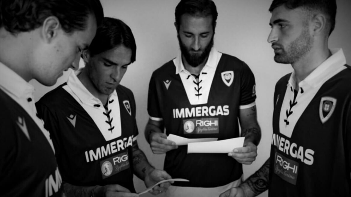 Reggiana lança camisa retrô para Derby com o Parma