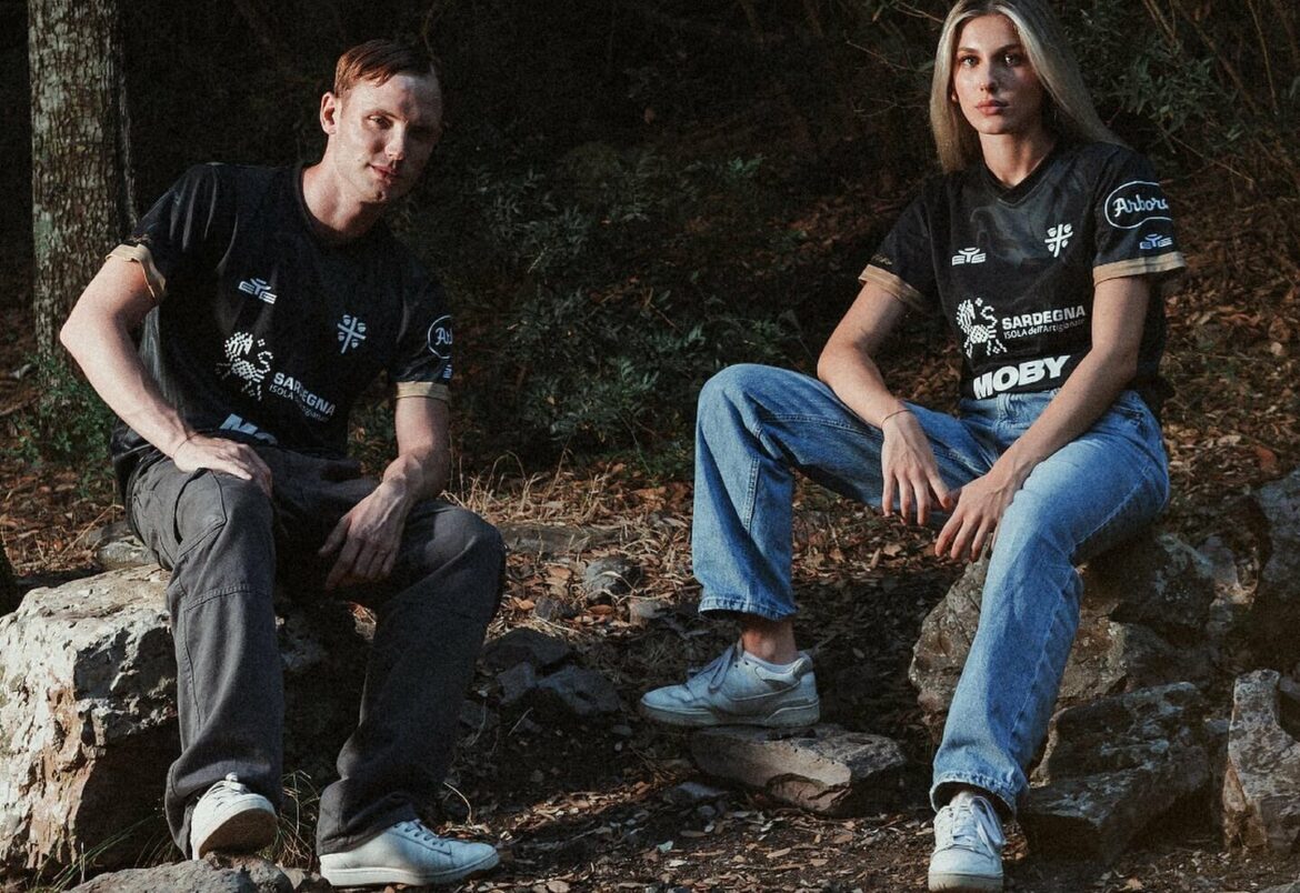 Camisa três do Cagliari Calcio 2024-2025 é lançada pela EYE