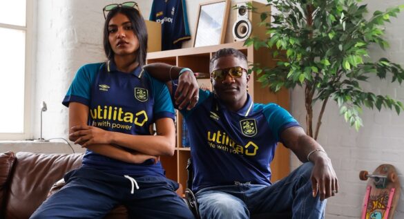 Umbro lança nova camisa reserva do Huddersfield Town 2024-2025