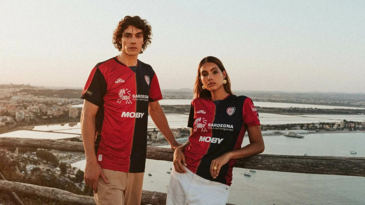 Camisa titular do Cagliari Calcio 2024-2025 EYE