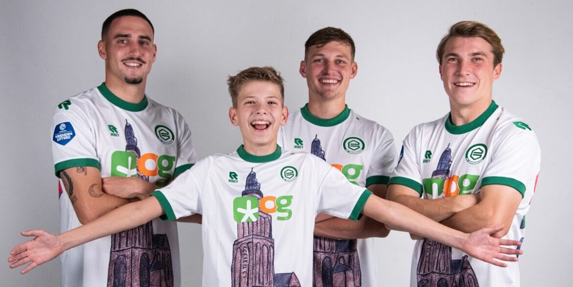Groningen utiliza camisa desenhada por torcedor mirim