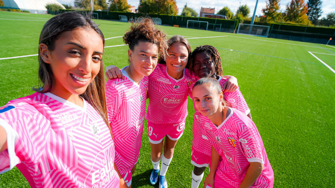 RC Lens lança camisa para o Outubro Rosa 2024 (1) RC Lens lança camisa para o Outubro Rosa 2024