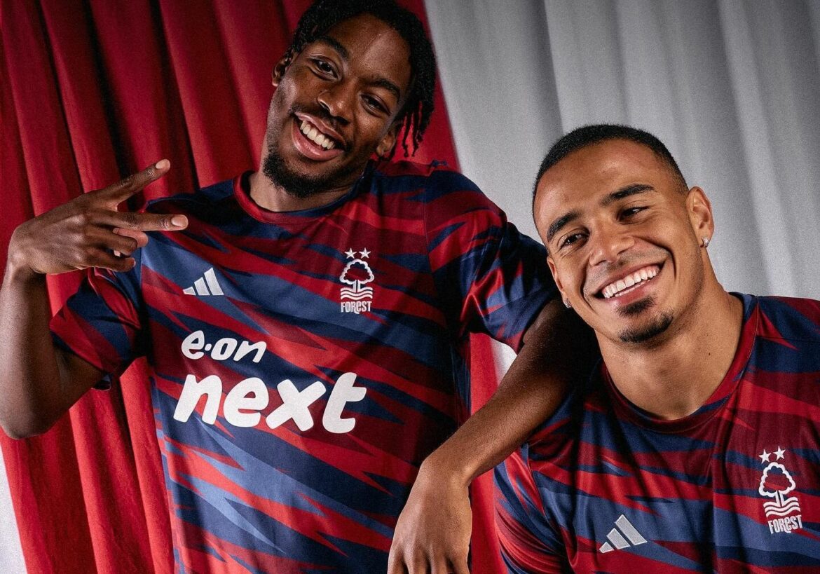 Nottingham Forest lança nova camisa pré-jogo de fim de ano (1) Nottingham Forest lança nova camisa pré-jogo de fim de ano