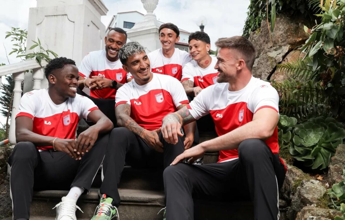 Camisa titular do Independiente Santa Fe 2025 é lançada pela Fila