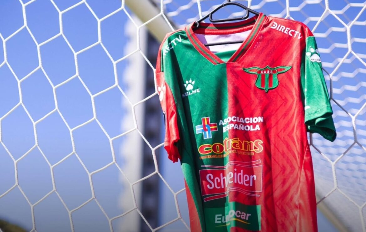 Camisas do Boston River 2025 são apresentadas pela Kelme