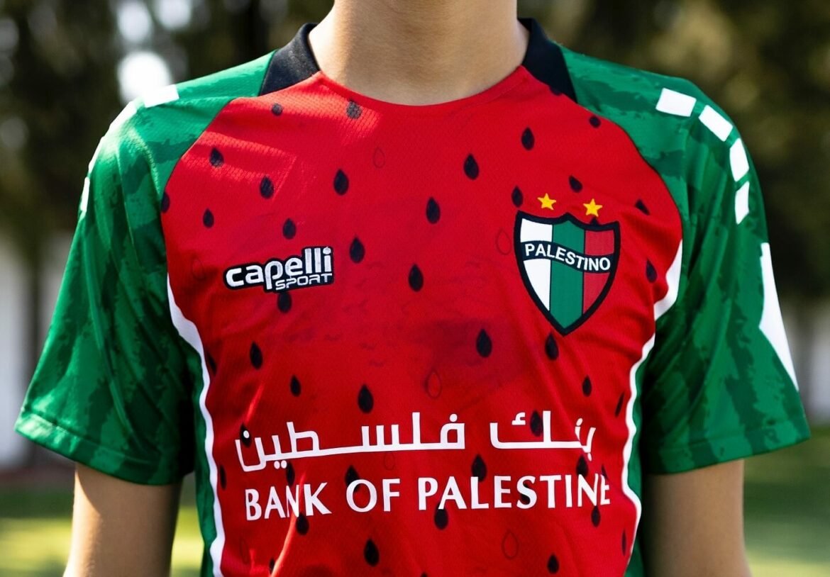 Terceira camisa melancia do Palestino 2025 é lançada (1) Terceira camisa melancia do Palestino 2025 é lançada