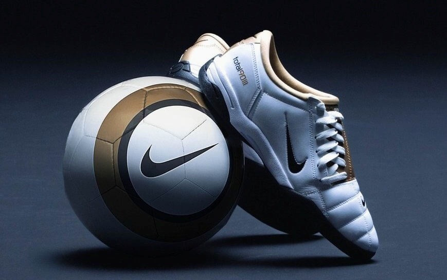 Nike lança versão casual da icônica chuteira Total 90