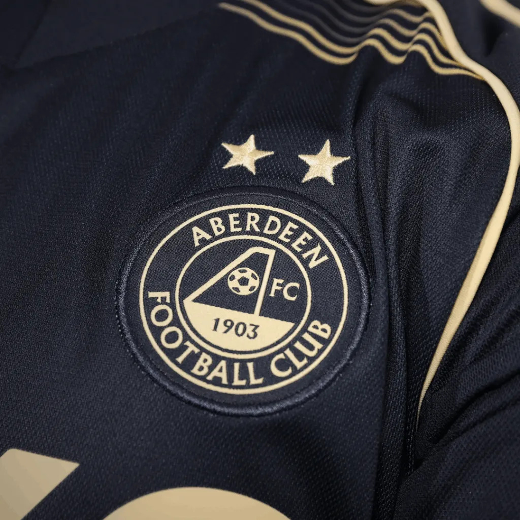 Camisa reserva do Aberdeen 2025-2026 é lançada pela Adidas
