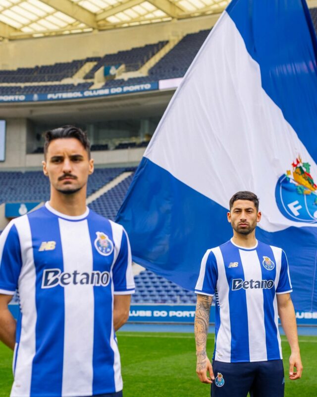 nova-camisa-titular-do-fc-porto-2025-2026-new-balance-mantos-do-futebol