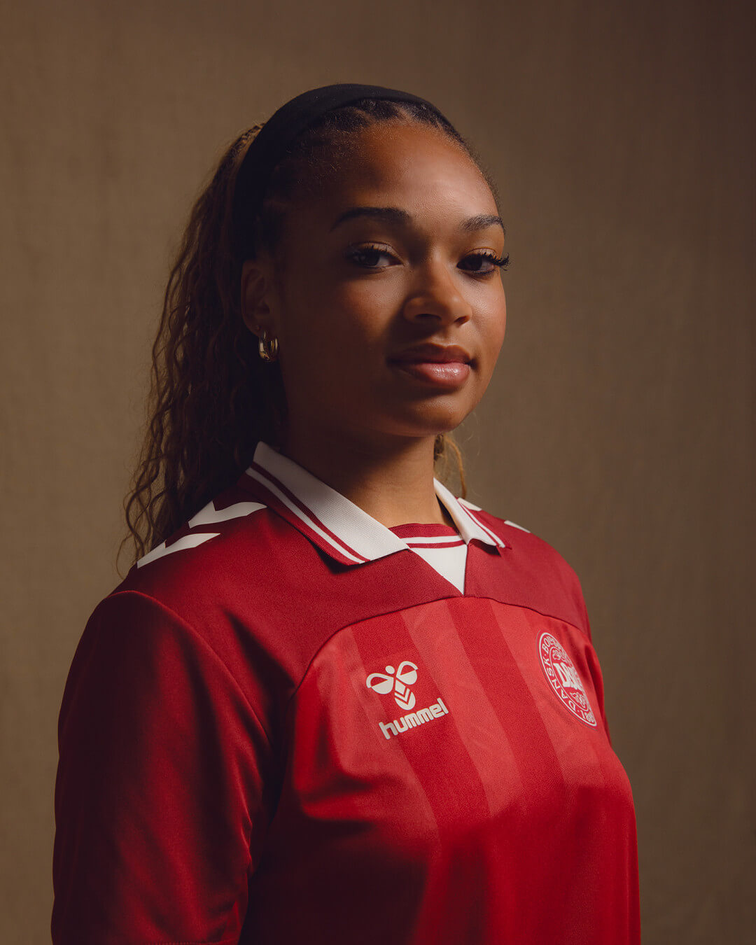 Hummel lança nova camisa titular da Dinamarca feminina para a Euro 2025