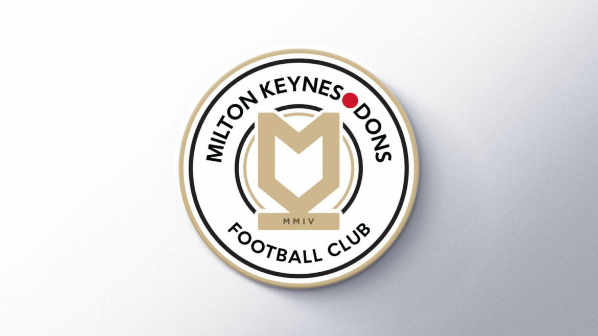 Novo escudo do Milton Keynes Dons 2025-2026