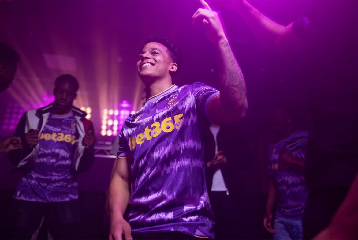 Camisa reserva do Stoke City 2025-2026 é lançada pela Macron