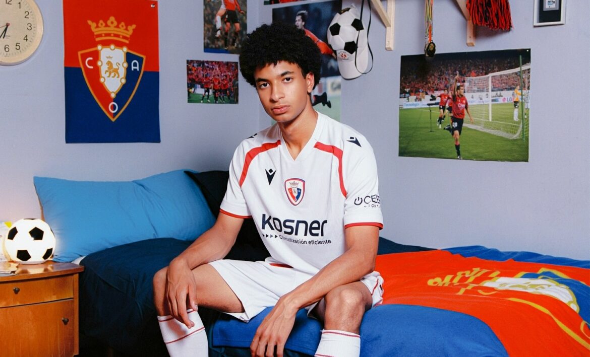 CA Osasuna lança terceira camisa 2025-2026 em homenagem à Copa da UEFA 2006-2007