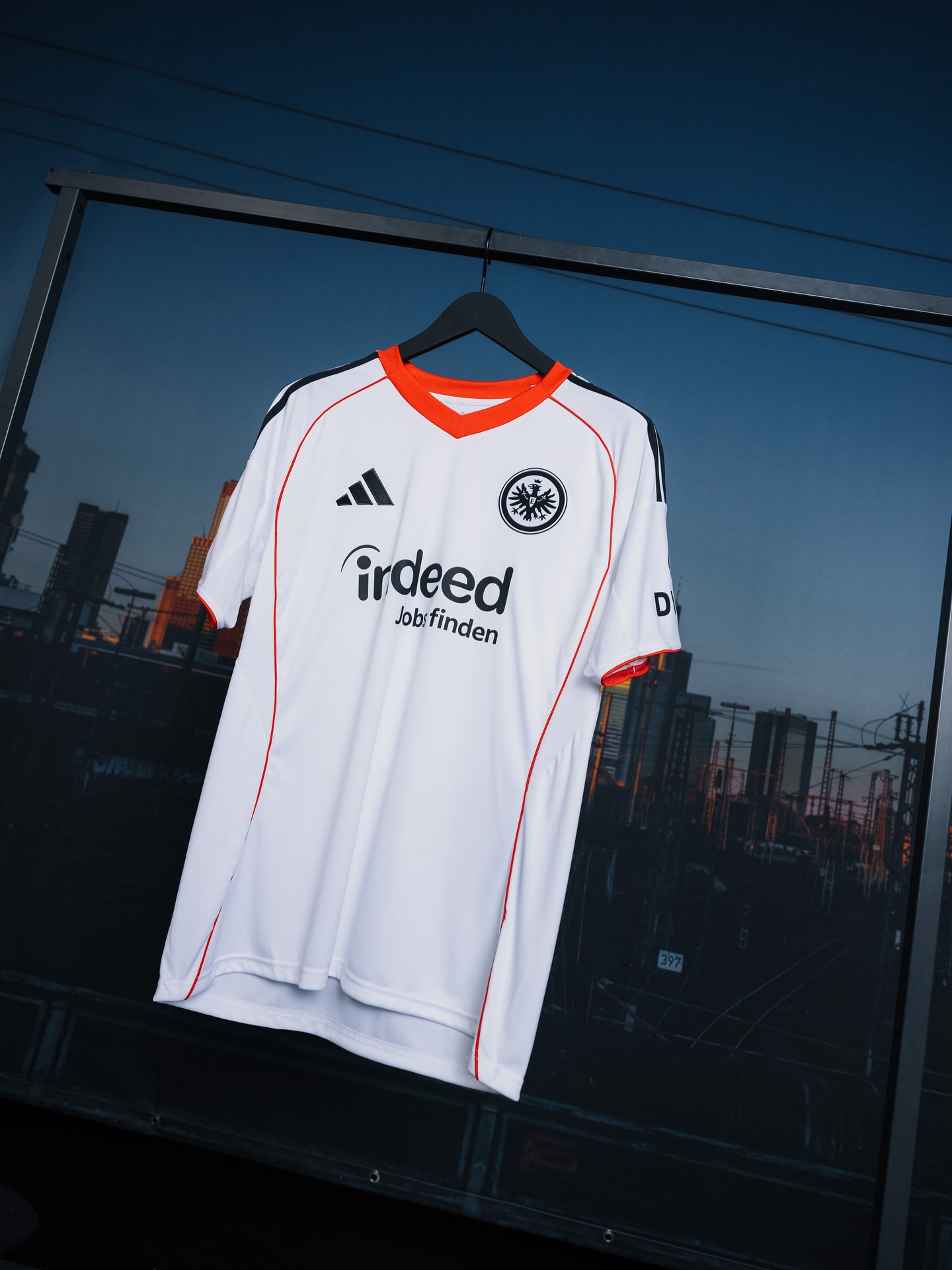 Camisa reserva do Eintracht Frankfurt 2025-2026 é revelada pela adidas