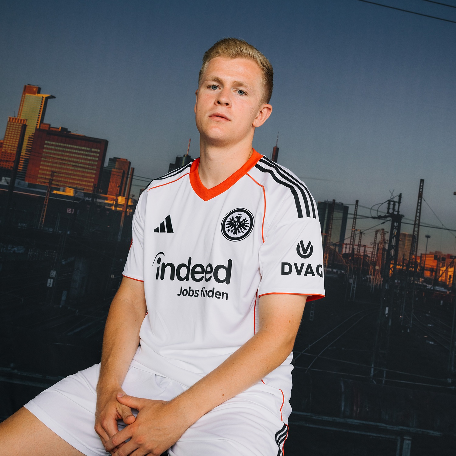Camisa reserva do Eintracht Frankfurt 2025-2026 é revelada pela adidas