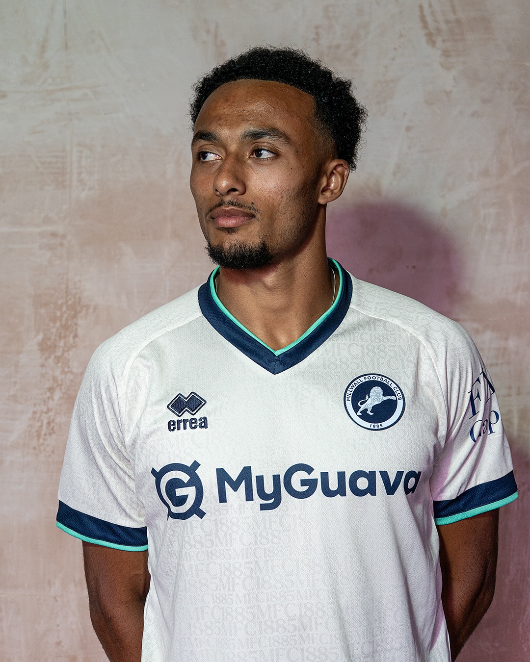 Camisa reserva do Millwall FC 2025-2026 é lançada pela Erreà