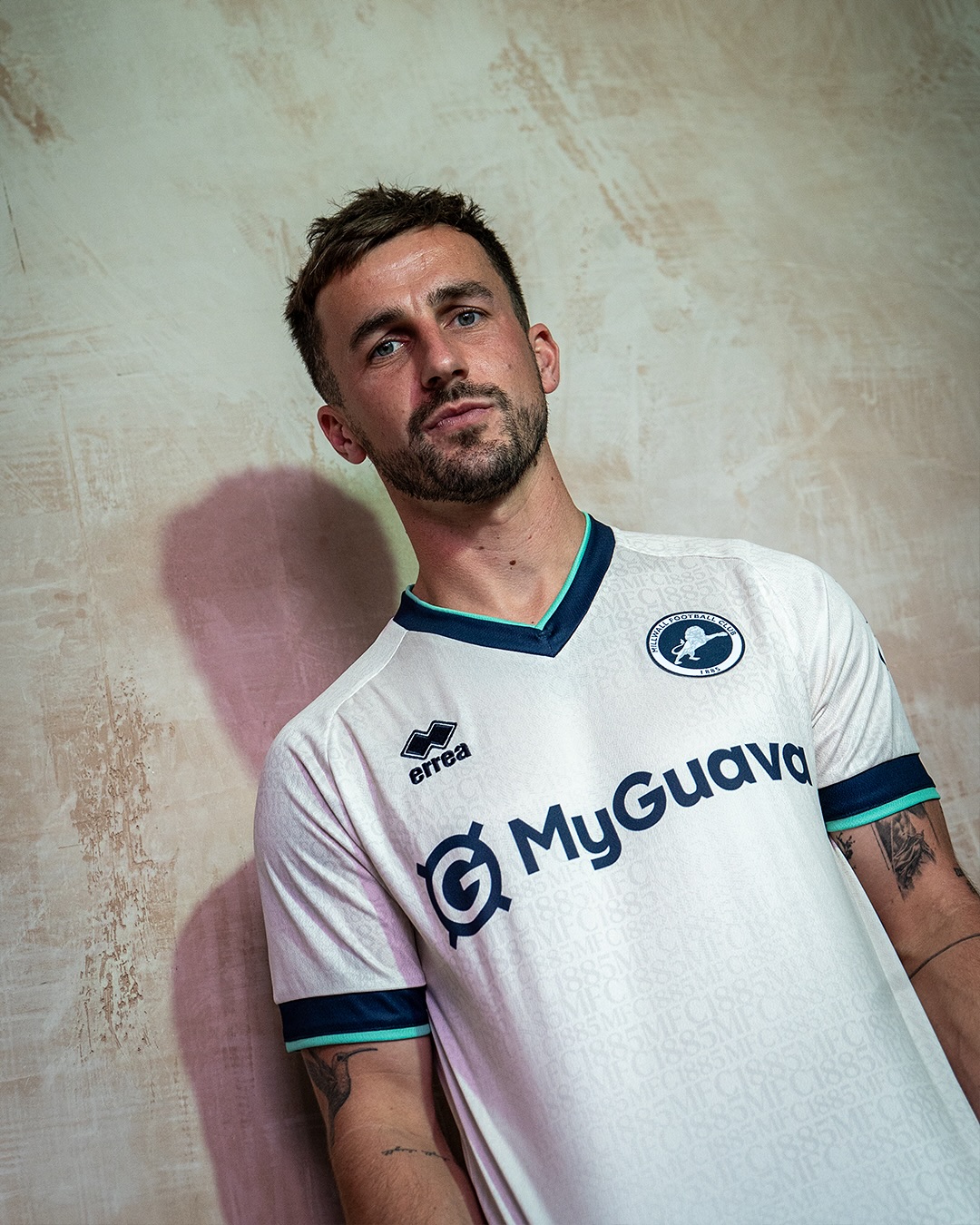 Camisa reserva do Millwall FC 2025-2026 é lançada pela Erreà