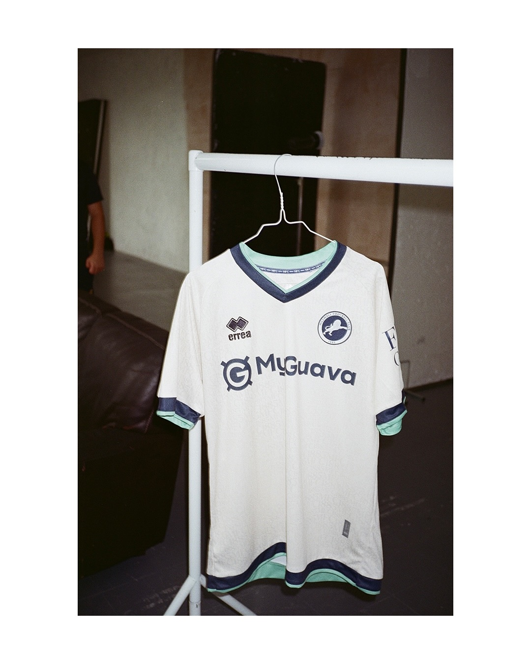 Camisa reserva do Millwall FC 2025-2026 é lançada pela Erreà