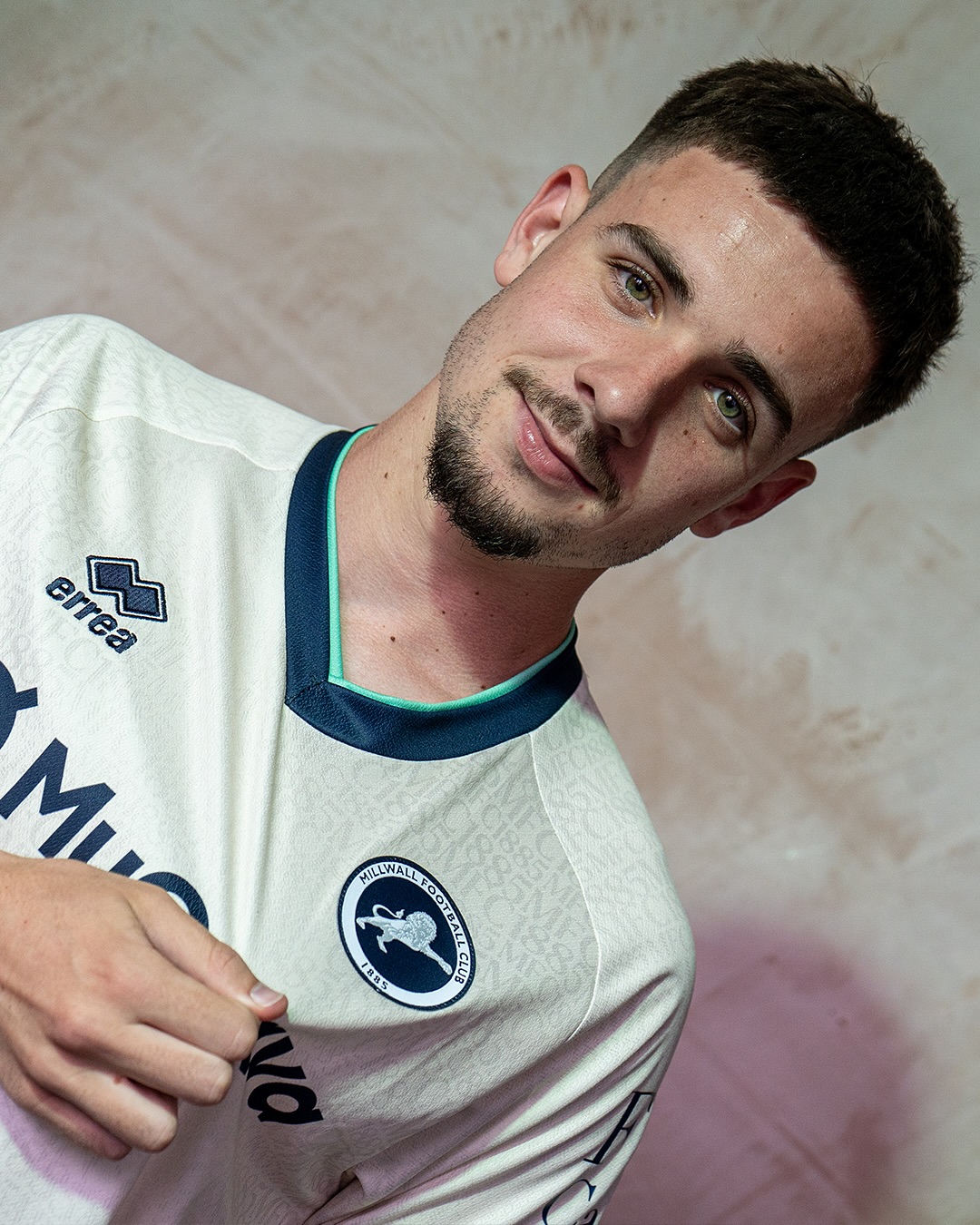 Camisa reserva do Millwall FC 2025-2026 é lançada pela Erreà