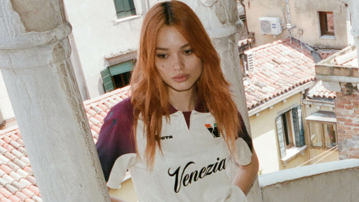 Camisa reserva do Venezia FC 2025-2026 Nocta a Camisa reserva do Venezia FC 2025-2026 Nocta