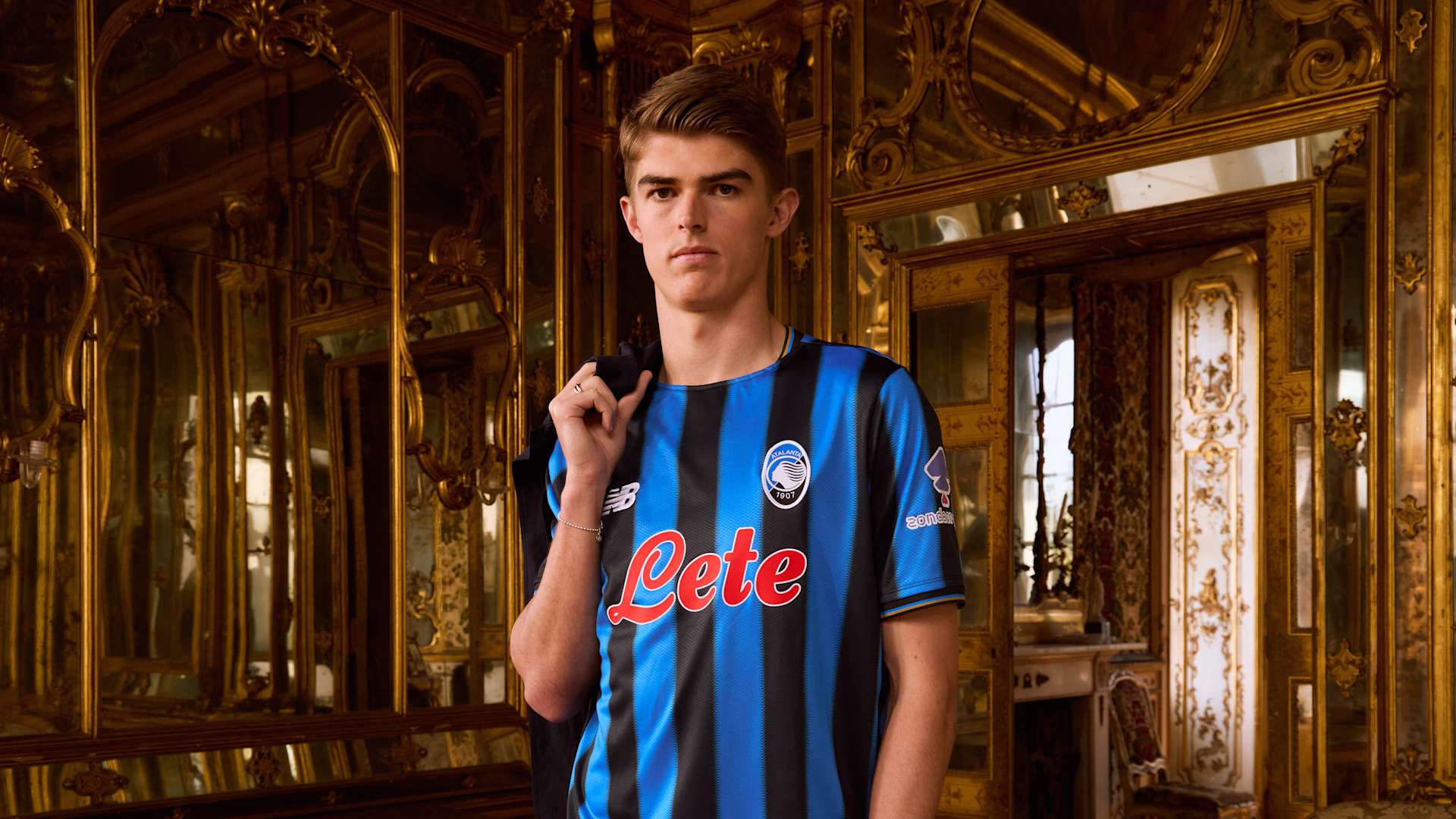 Camisa titular da Atalanta 2025-2026 é lançada pela New Balance