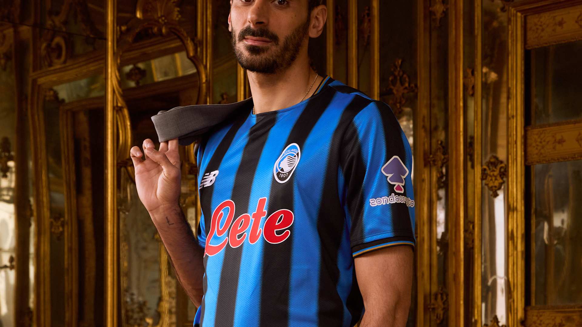 Camisa titular da Atalanta 2025-2026 é lançada pela New Balance