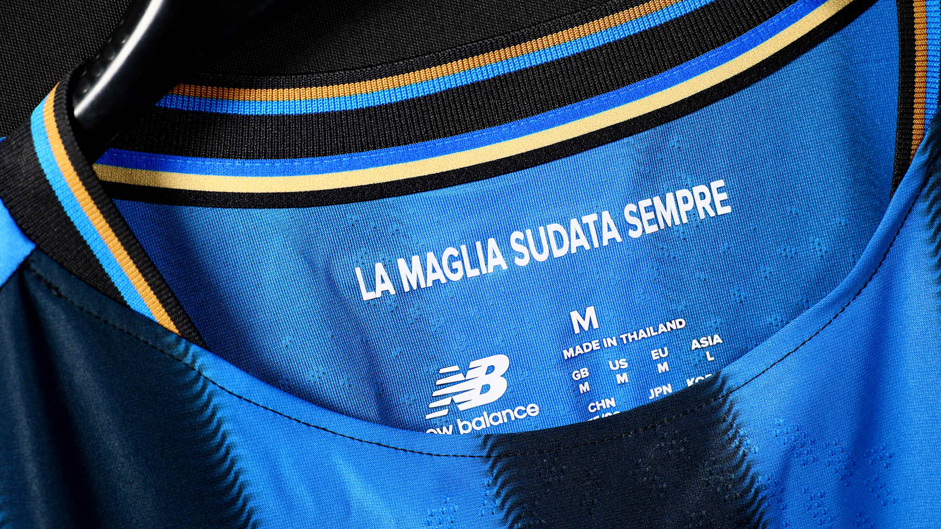 Camisa titular da Atalanta 2025-2026 é lançada pela New Balance
