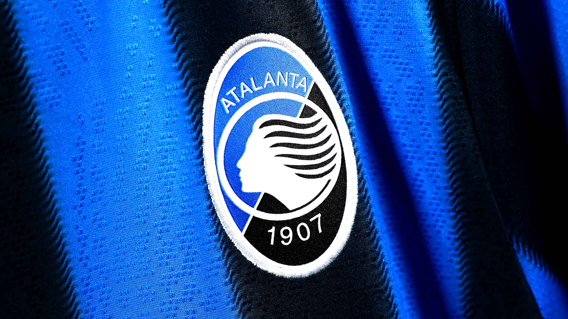Camisa titular da Atalanta 2025-2026 é lançada pela New Balance