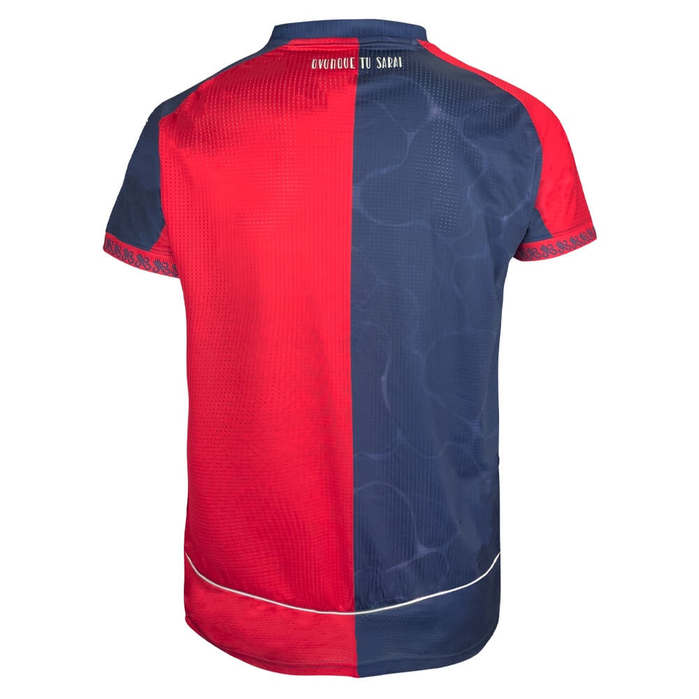 Camisa titular do Cagliari 2025-2026 é lançada com homenagem à Sardenha