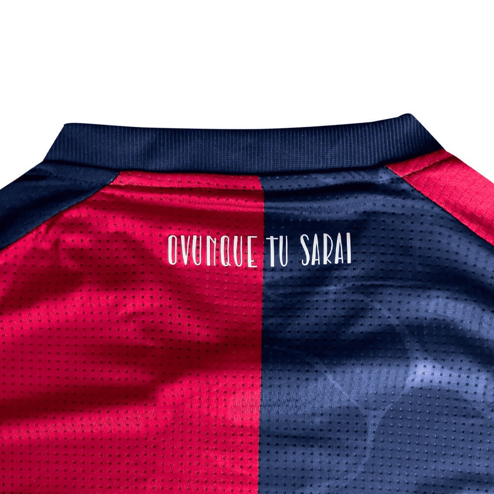 Camisa titular do Cagliari 2025-2026 é lançada com homenagem à Sardenha