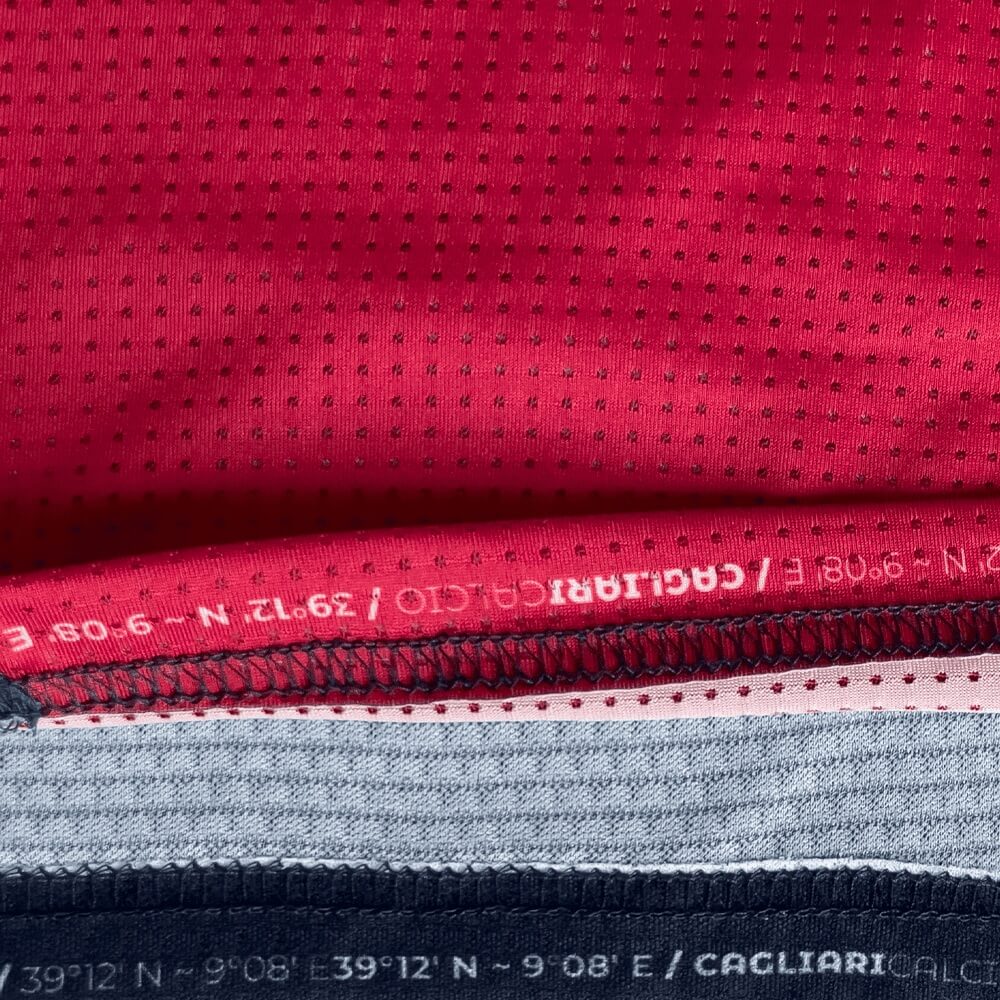 Camisa titular do Cagliari 2025-2026 é lançada com homenagem à Sardenha