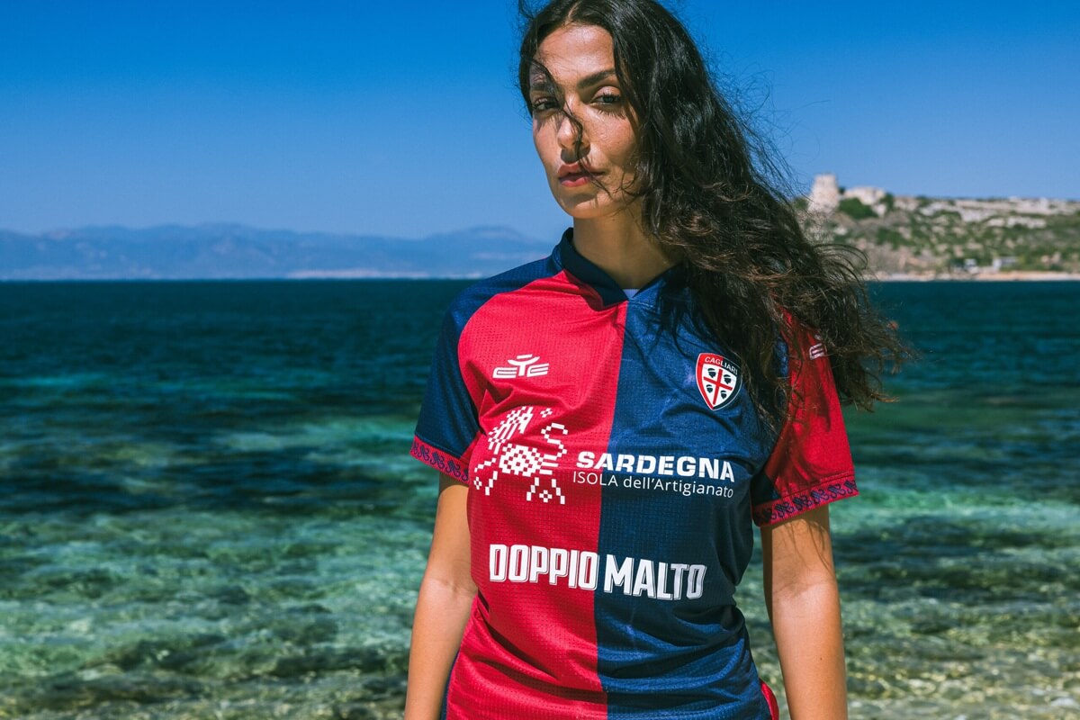 Camisa titular do Cagliari 2025-2026 é lançada com homenagem à Sardenha