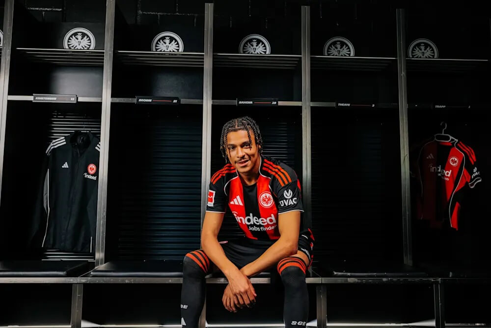 Camisa titular do Eintracht Frankfurt 2025-2026 é revelada pela adidas