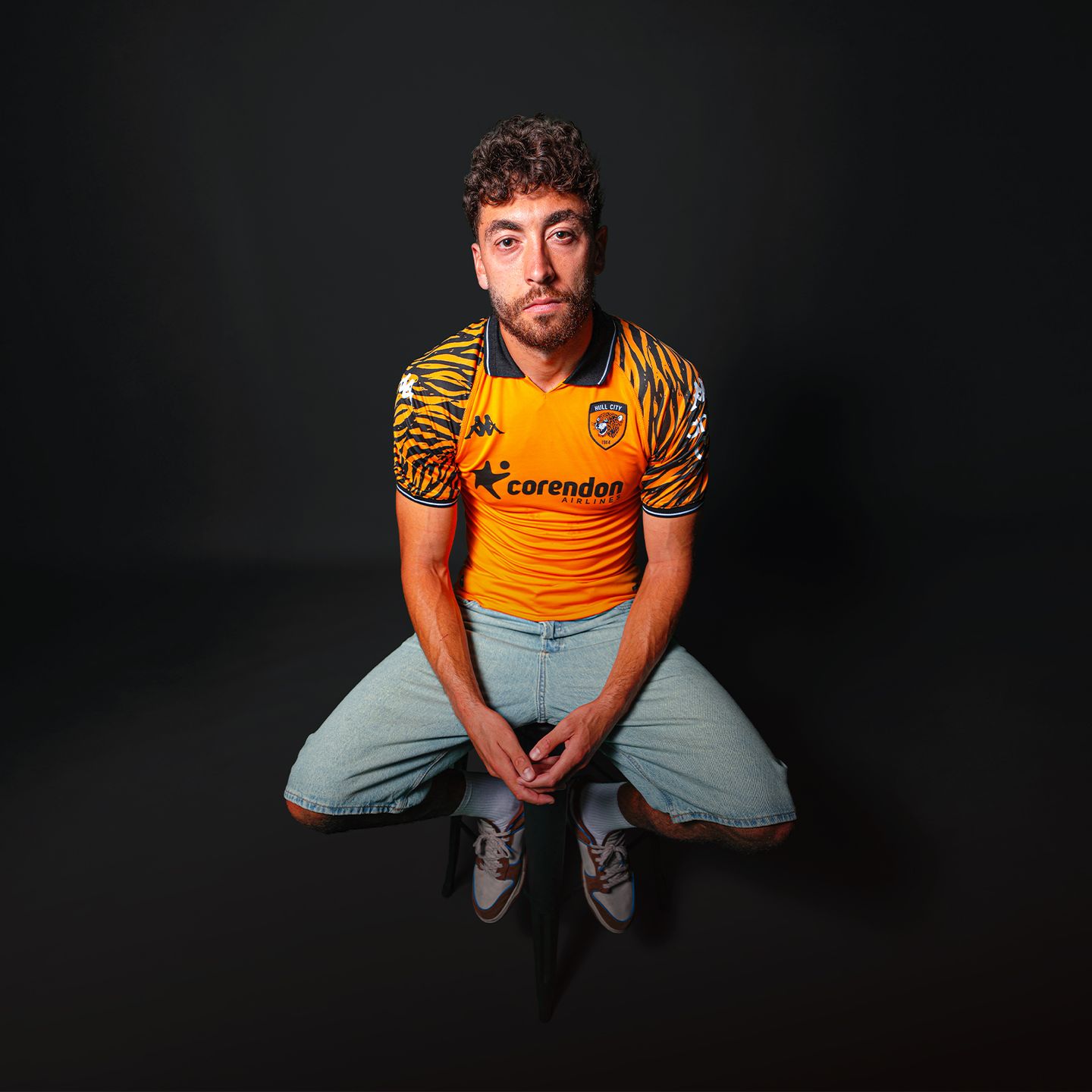 Camisa titular do Hull City 2025-2026 é lançada pela Kappa com manchas de tigre