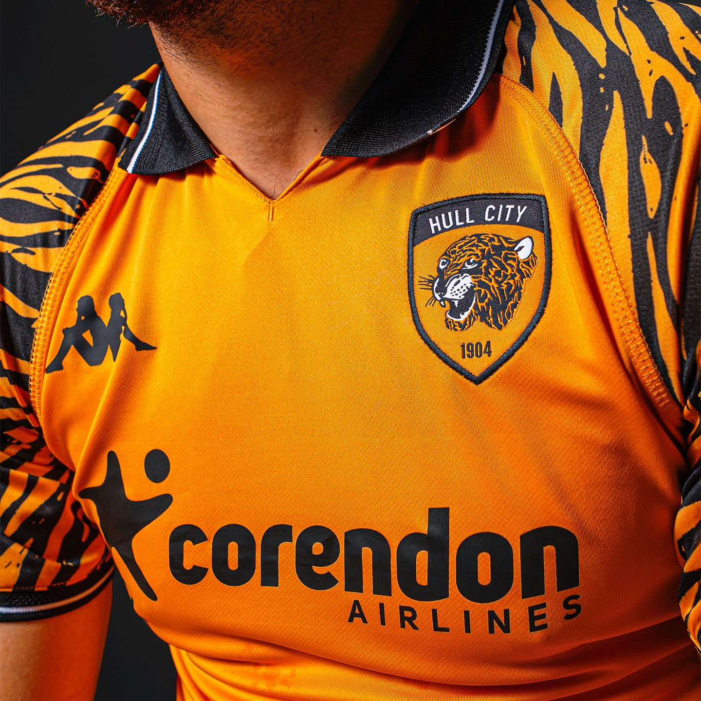 Camisa titular do Hull City 2025-2026 é lançada pela Kappa com manchas de tigre