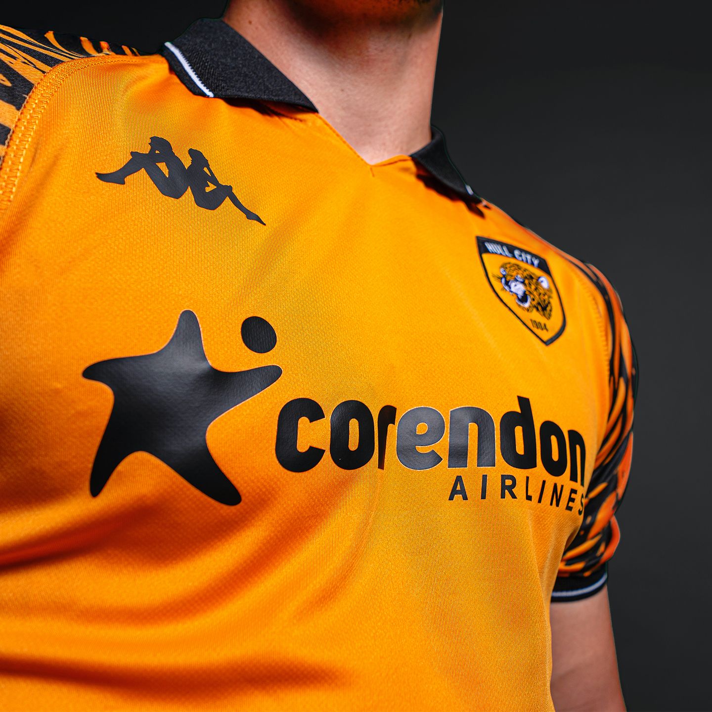 Camisa titular do Hull City 2025-2026 é lançada pela Kappa com manchas de tigre