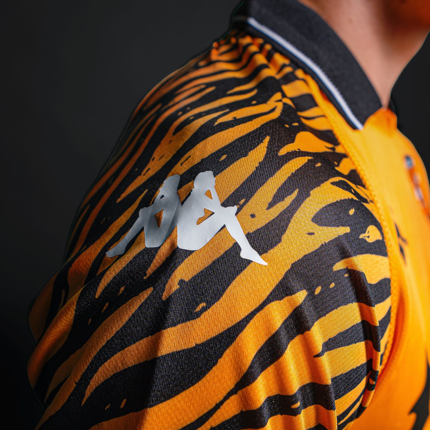 Camisa titular do Hull City 2025-2026 é lançada pela Kappa com manchas de tigre