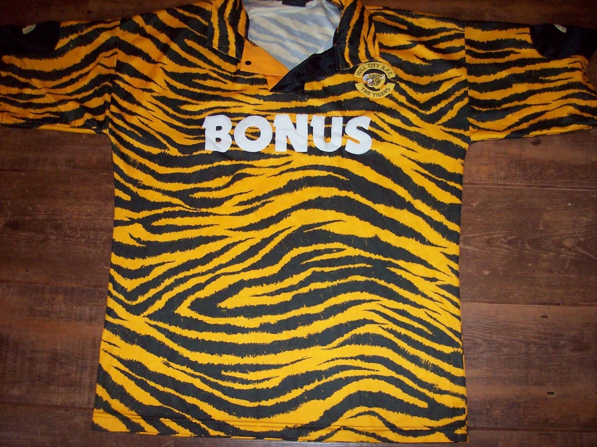 Camisa titular do Hull City 2025-2026 é lançada pela Kappa com manchas de tigre